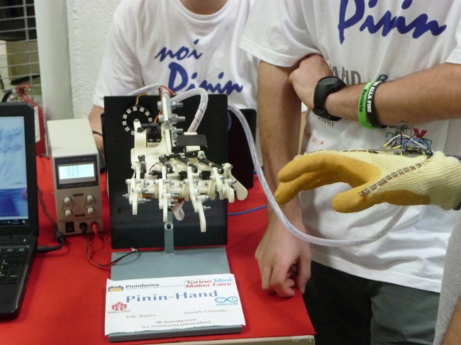video TORINO MINI maker faire 2017-fiera tecnlogia torino-mano robotica
