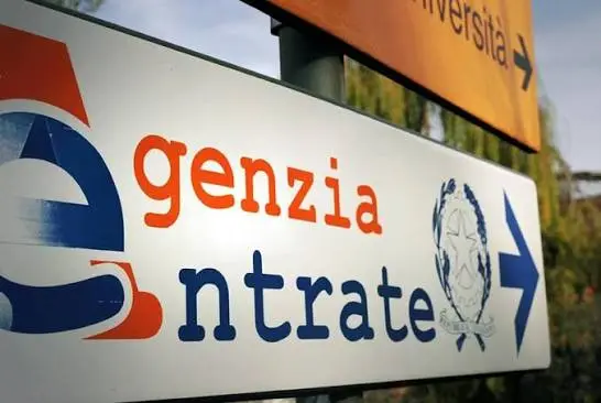 Negli ultimi anni il tema della crisi d'impresa è diventato sempre più centrale nel panorama economico italiano. L'aumento dei costi energetici, l'inflazione, la difficoltà di accesso al credito e l'incertezza dei mercati hanno messo in difficoltà molte aziende, dalle piccole imprese familiari fino alle società di grandi dimensioni. In questo contesto, conoscere gli strumenti che l'ordinamento mette a disposizione per affrontare una situazione di difficoltà finanziaria è fondamentale. Tra questi, uno dei più importanti è il concordato preventivo, una procedura che, se utilizzata correttamente, può consentire all'impresa di evitare la liquidazione giudiziale e tentare un percorso di risanamento. Molti imprenditori associano il concordato preventivo esclusivamente a situazioni disperate o all'imminente chiusura dell'azienda. In realtà non è così. Questo istituto giuridico nasce proprio con l'obiettivo di offrire una soluzione ordinata alla crisi, permettendo all'impresa di proporre un piano ai propri creditori e di proseguire, quando possibile, l'attività economica. Comprendere come funziona, quali sono i requisiti richiesti e in quali casi può rappresentare una scelta vantaggiosa è il primo passo per prendere decisioni consapevoli. Cos'è il concordato preventivo? Il concordato preventivo è una procedura disciplinata dal Codice della Crisi d'Impresa e dell'Insolvenza che consente a un imprenditore in stato di crisi o di insolvenza di presentare ai propri creditori una proposta per il pagamento, totale o parziale, dei debiti. L'obiettivo è evitare che l'impresa venga sottoposta alla liquidazione giudiziale, cercando invece di preservare il valore dell'azienda e, quando possibile, la continuità dell'attività produttiva. A differenza di quanto molti pensano, il concordato non è uno strumento pensato per "cancellare i debiti". Si tratta piuttosto di una procedura regolata dal tribunale, nella quale ogni fase è sottoposta a controlli rigorosi. L'imprenditore deve dimostrare che il piano proposto è realistico, sostenibile e in grado di soddisfare i creditori in misura almeno pari a quanto previsto dalla legge. Solo in presenza di questi presupposti la procedura può essere ammessa e successivamente approvata. Qual è lo scopo del concordato preventivo? Lo scopo principale del concordato preventivo è trovare un equilibrio tra le esigenze dell'impresa e i diritti dei creditori. Da un lato, l'azienda ha la possibilità di riorganizzare la propria attività e di evitare una procedura liquidatoria che potrebbe distruggere valore. Dall'altro, i creditori possono ottenere il pagamento dei propri crediti secondo modalità concordate e spesso più vantaggiose rispetto a quelle che deriverebbero da una liquidazione dell'intero patrimonio aziendale. Negli ultimi anni il legislatore ha rafforzato l'idea che le imprese economicamente sane, ma temporaneamente in difficoltà, debbano avere la possibilità di ristrutturarsi anziché essere automaticamente destinate alla chiusura. Questo approccio mira anche a tutelare i lavoratori, i fornitori e l'intero tessuto economico che ruota attorno all'azienda. Chi può accedere al concordato preventivo? Non tutte le attività economiche possono ricorrere automaticamente al concordato preventivo. La procedura è destinata agli imprenditori commerciali che si trovano in uno stato di crisi o di insolvenza e che possiedono i requisiti previsti dalla normativa vigente. Prima di presentare la domanda è necessario predisporre una documentazione dettagliata che descriva la situazione economica, patrimoniale e finanziaria dell'impresa. Tra i documenti normalmente richiesti figurano il bilancio, l'elenco dei creditori, l'inventario dei beni, la relazione sulla situazione aziendale e il piano che illustra come si intende superare la crisi. La qualità di questa documentazione è fondamentale. Un piano poco realistico o incompleto può compromettere l'intera procedura, mentre una proposta ben costruita aumenta le probabilità di ottenere l'approvazione del tribunale e dei creditori. Come funziona il concordato preventivo? La procedura inizia con il deposito della domanda presso il tribunale competente. Contestualmente viene presentato il piano che descrive nel dettaglio le modalità con cui l'impresa intende soddisfare i creditori e affrontare la propria situazione di crisi. Successivamente il tribunale verifica la completezza della documentazione e la sussistenza dei requisiti richiesti dalla legge. Se la domanda viene ammessa, viene nominato un commissario giudiziale con il compito di vigilare sull'andamento della procedura, verificare la correttezza delle informazioni fornite e riferire al giudice sull'effettiva fattibilità del piano. A questo punto i creditori vengono chiamati a esprimersi sulla proposta. La loro approvazione rappresenta uno degli elementi centrali del procedimento, poiché il concordato si basa proprio sulla possibilità di raggiungere un accordo che consenta all'impresa di proseguire il proprio percorso evitando la liquidazione. Le principali tipologie di concordato preventivo Nel corso degli anni la normativa si è evoluta introducendo diverse modalità di utilizzo del concordato preventivo, adattabili alle differenti esigenze delle imprese. La forma oggi maggiormente valorizzata è quella con continuità aziendale, nella quale l'impresa continua a svolgere la propria attività durante la procedura. Questo modello punta a preservare il valore dell'azienda, mantenere i rapporti con clienti e fornitori e salvaguardare, quando possibile, i livelli occupazionali. La continuità può essere diretta, quando l'imprenditore prosegue personalmente l'attività, oppure indiretta, ad esempio attraverso la cessione dell'azienda a un soggetto che ne garantisca la prosecuzione. Esistono poi casi in cui il piano prevede principalmente la liquidazione di parte del patrimonio per soddisfare i creditori. Anche in queste ipotesi, tuttavia, l'obiettivo rimane quello di ottenere un risultato complessivamente migliore rispetto alla liquidazione giudiziale. Quali vantaggi offre il concordato preventivo? Per un'impresa in difficoltà il concordato preventivo può rappresentare un'importante opportunità. Il primo vantaggio consiste nella possibilità di sospendere le azioni esecutive individuali dei creditori, evitando che il patrimonio aziendale venga progressivamente aggredito attraverso pignoramenti o altre iniziative che potrebbero compromettere definitivamente l'attività. Un ulteriore beneficio è rappresentato dalla possibilità di riorganizzare il debito secondo un piano sostenibile, mantenendo al tempo stesso la fiducia di clienti, fornitori e dipendenti. In presenza di una reale prospettiva di risanamento, la procedura può consentire all'impresa di recuperare competitività e di tornare gradualmente a una situazione di equilibrio economico. Naturalmente il concordato preventivo non è una soluzione automatica né garantisce il successo dell'operazione. La riuscita dipende dalla qualità del piano, dalla collaborazione dei creditori, dalla situazione finanziaria dell'azienda e dalla concreta capacità dell'imprenditore di rispettare gli impegni assunti. Quando iniziare a valutare questa procedura? Uno degli errori più frequenti è attendere troppo prima di affrontare la crisi. Molte imprese ricorrono agli strumenti previsti dalla legge quando la situazione è ormai fortemente compromessa, riducendo notevolmente le possibilità di successo. Al contrario, intervenire tempestivamente permette di avere un maggior numero di opzioni, predisporre un piano credibile e preservare il valore dell'attività. Riconoscere per tempo i segnali di difficoltà – come problemi di liquidità ricorrenti, ritardi nei pagamenti o un progressivo aumento dell'indebitamento – può fare la differenza tra un percorso di risanamento e una procedura liquidatoria.